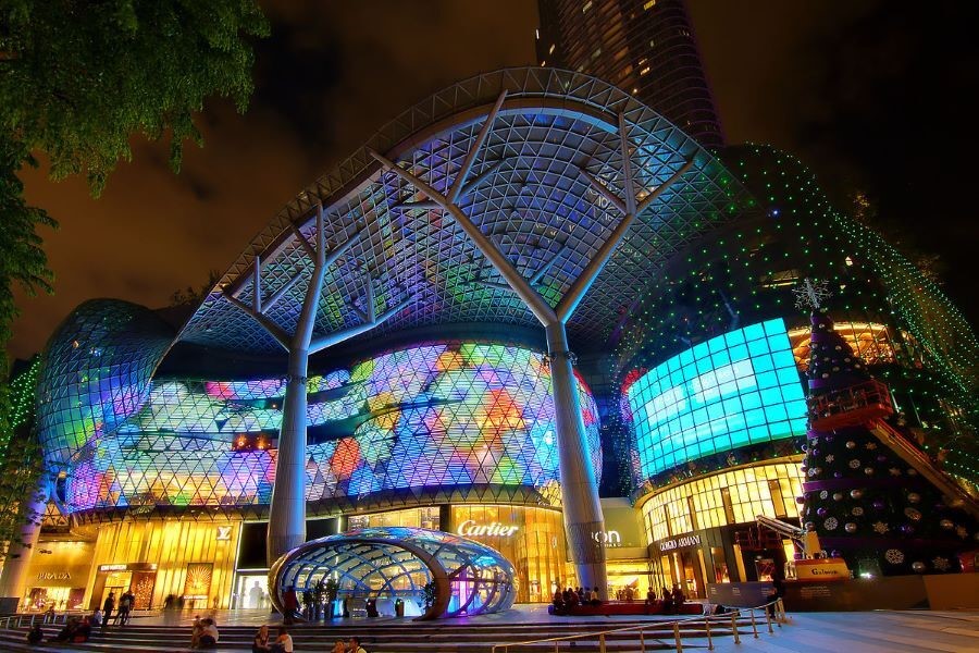 Orchard Road được xem là con đường sang chảnh nhất Singapore bởi các cửa hàng đồ hiệu xa xỉ đều tập trung ở đây