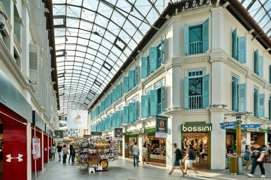Bugis Street là trung tâm mua sắm ngoài trời nổi tiếng nhất Singapore