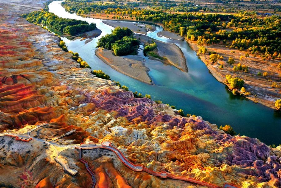 Bãi Ngũ Sắc có diện tích rộng lớn, trải dài trên 15km và rộng từ 300 đến 500m