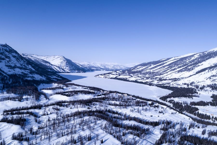 Khung cảnh phủ đầy tuyết trắng vào mùa đông tại Tân Cương