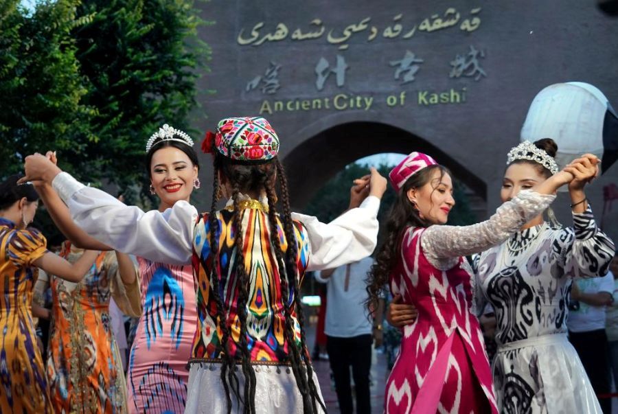 Trong suốt thời gian diễn ra lễ hội, mọi người có thể cùng vui chơi, ca hát và nhảy múa