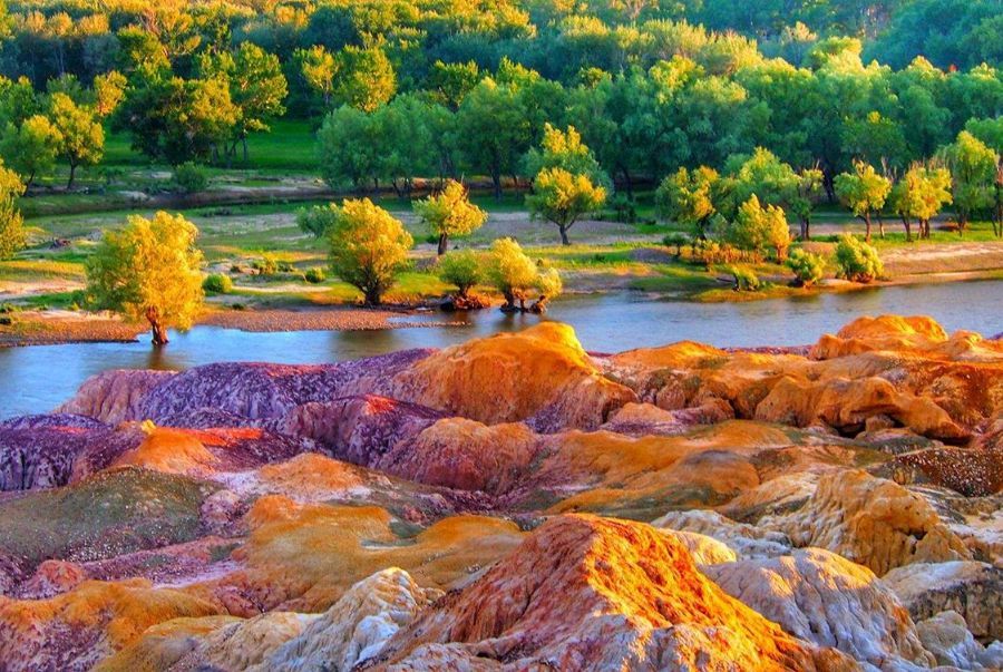 Bãi đá ngũ sắc tựa như dải cầu vồng rực rỡ dưới ánh nắng