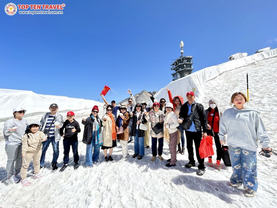 Đoàn khách Top ten Travel tham quan và khám phá núi Matterhorn 