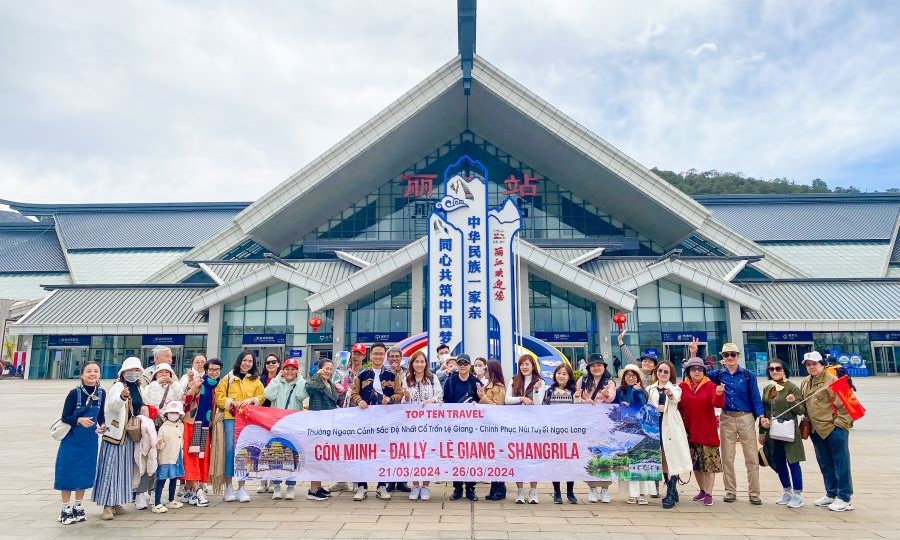 Đoàn Khách tham quan tour du lịch Trung Quốc giá tốt của Top Ten Travel