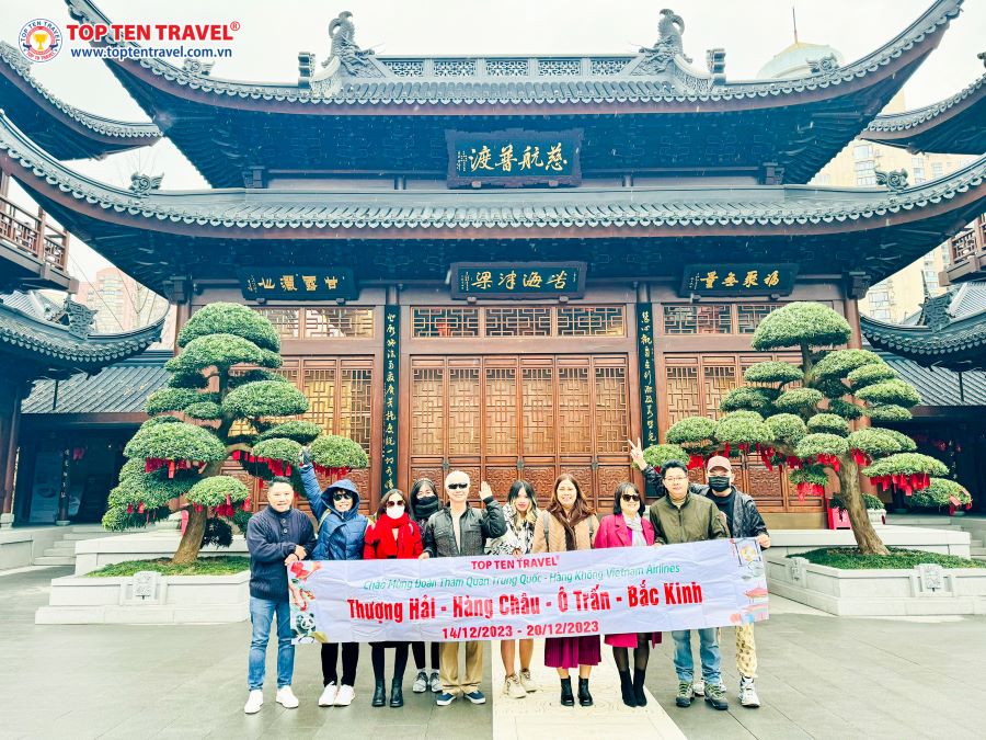 Đoàn khách Top Ten Travel tham quan và chụp ảnh lưu niệm trong tour du lịch Trung Quốc 