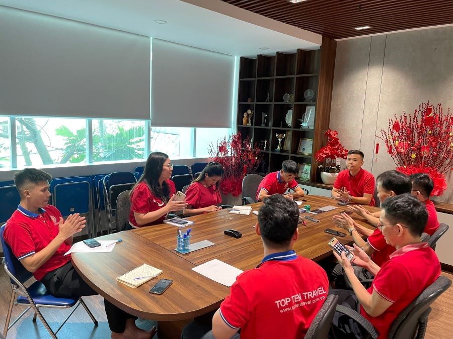 Đội ngũ nhân viên Top Ten liên tục cập nhật thông tin mới nhất về thị trường visa