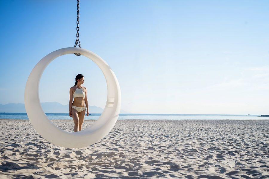 Bờ biển Nha Trang cực xinh xắn với cát trắng biển xanh và nắng vàng