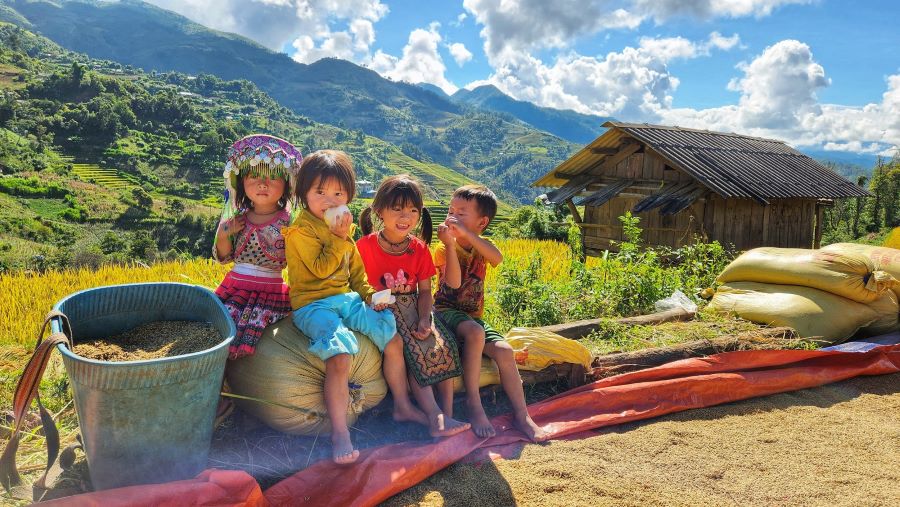 Du khách có thể ghé thăm các bản làng để thưởng thức ẩm thực và tìm hiểu văn hóa