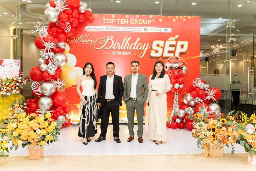 Ban Lãnh Đạo Top Ten Group chụp ảnh lưu niệm tại buổi tiệc  “FAMILY DAY & HAPPY BIRTHDAY SẾP”
