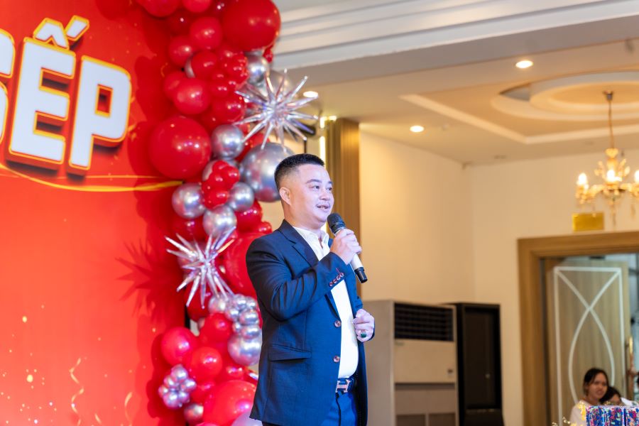 Ông Dương Bá Hưng – Tổng Giám Đốc Công Ty Top Ten Travel phát biểu khai mạc buổi tiệc