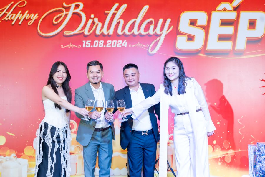 Ban Lãnh Đạo Top Ten Group cùng nhau nâng ly, bắt đầu bữa tiệc  “FAMILY DAY & HAPPY BIRTHDAY SẾP”