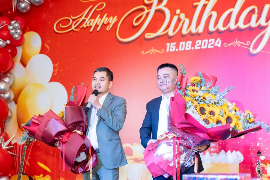 Ông Nguyễn Văn Toàn - Phó Tổng Giám Đốc Top Ten Travel đang có những lời chia sẻ thân tình nhất trong bữa tiệc