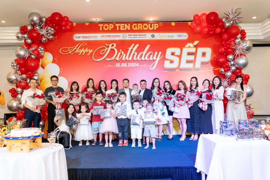 Ban Lãnh Đạo Cấp Cao Top Ten Group trao hoa và quà tặng cho những nhân viên có sinh nhật trong tháng 8