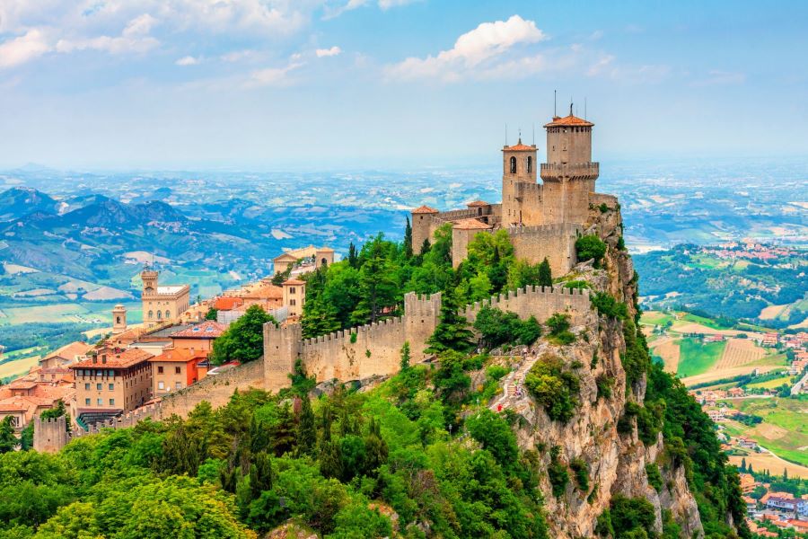 San Marino là một trong những quốc gia nhỏ nhất trên thế giới, nằm hoàn toàn trong lãnh thổ nước Ý cùng với Vatican