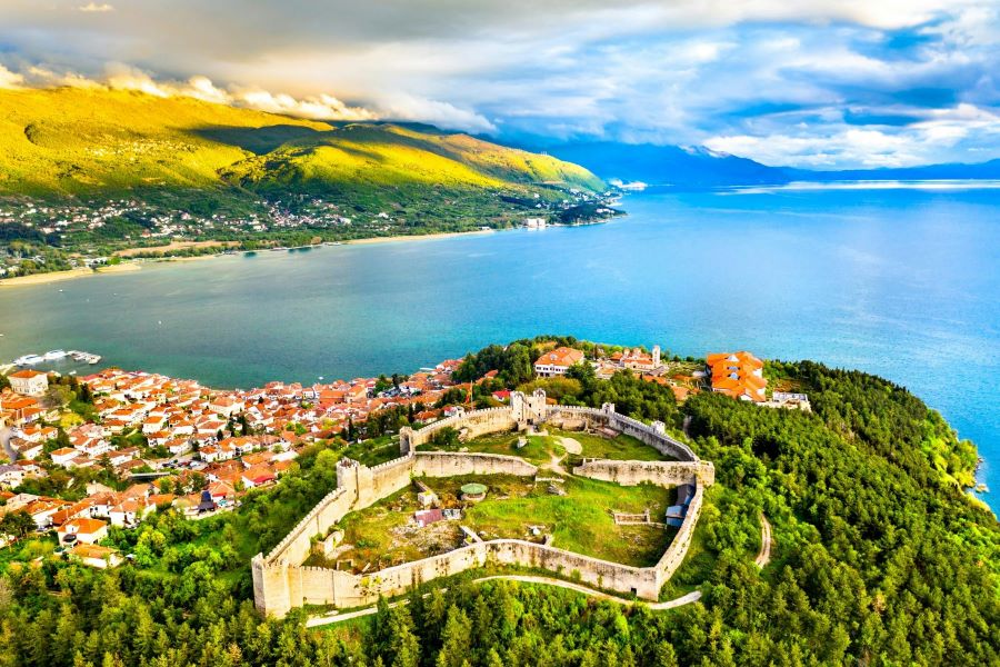 Bức tranh thiên nhiên tuyệt đẹp làm mê mẩn lòng người tại hồ nước Ohrid, Macedonia 