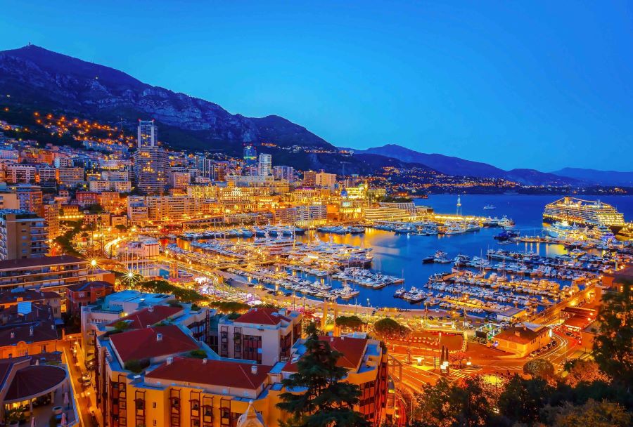 Monaco là quốc gia giàu có thứ hai thế giới với vô số du thuyền hạng sang, khu vui chơi giải trí sầm uất,...