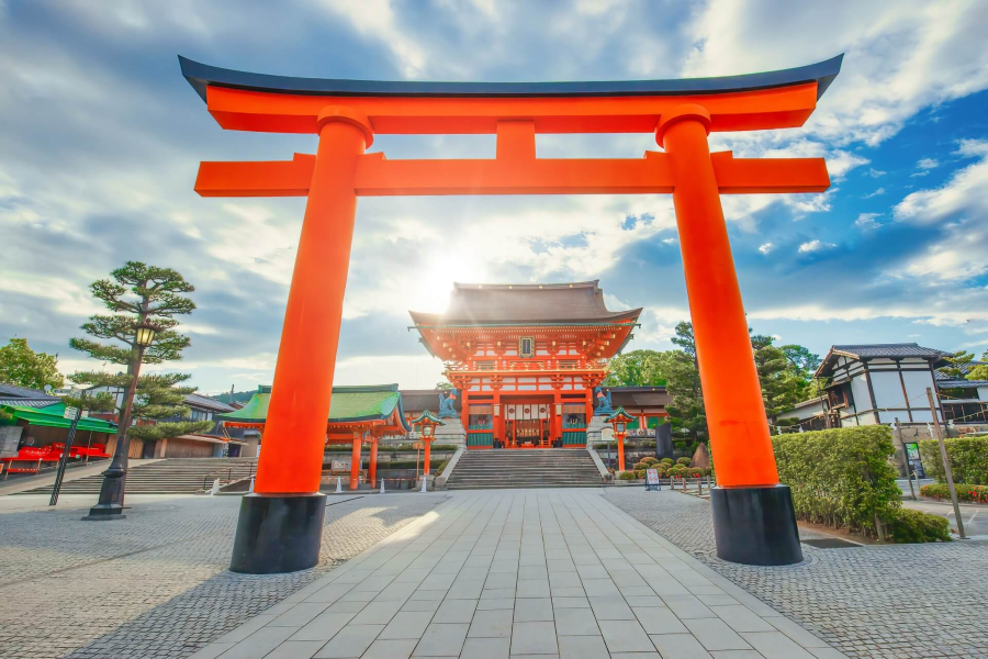 Fushimi Inari Taisha - hay còn gọi là Miếu Fushimi Inari - tựa như một viên ngọc ẩn mình giữa lòng Kyoto cổ kính