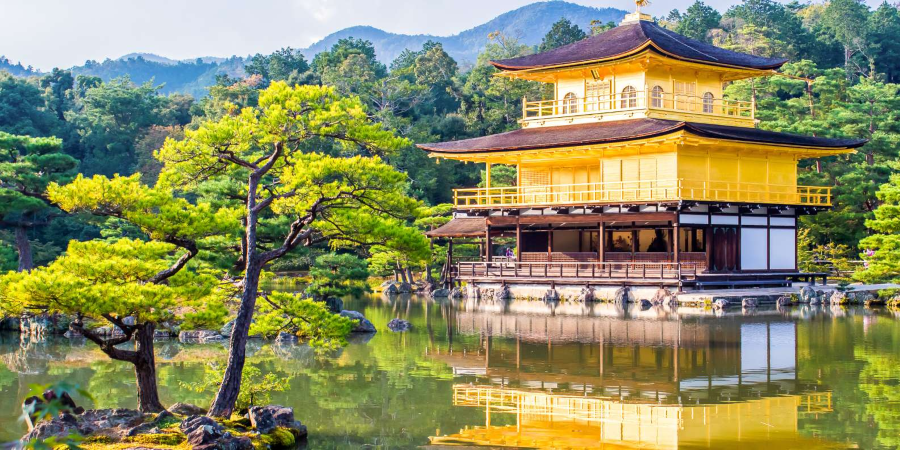 Nổi bật giữa thành phố Kyoto cổ kính, Kinkaku-ji tựa như một viên ngọc lấp lánh thu hút mọi ánh nhìn