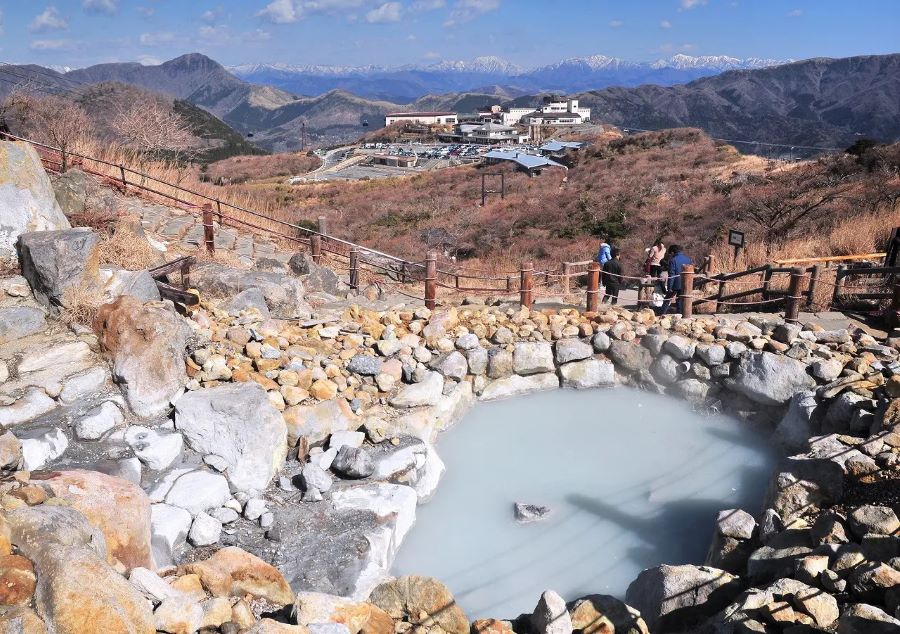 Ghé thăm thung lũng Owakudani, đừng quên tham quan các hồ nước nóng được bố trí ngoài trời với thiết kế độc đáo bạn nhé 