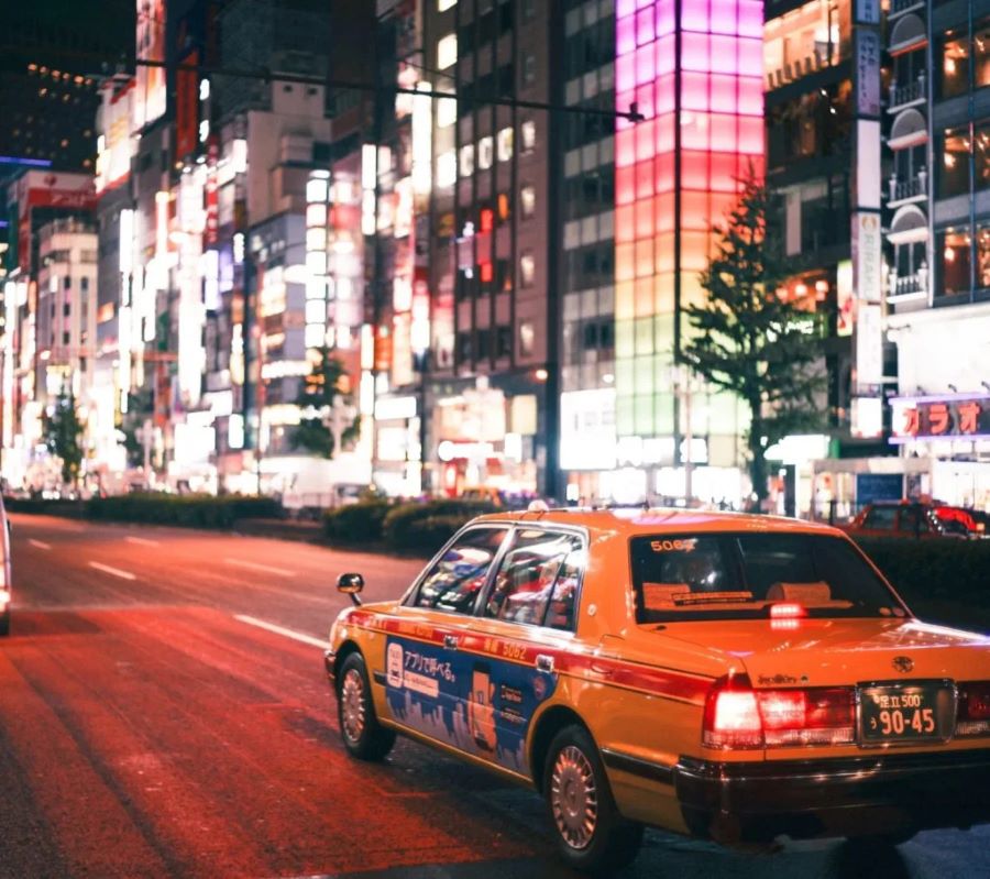 Taxi - Phương tiện di chuyển tiện lợi, phù hợp cho những ai muốn tiết kiệm thời gian hoặc di chuyển vào ban đêm