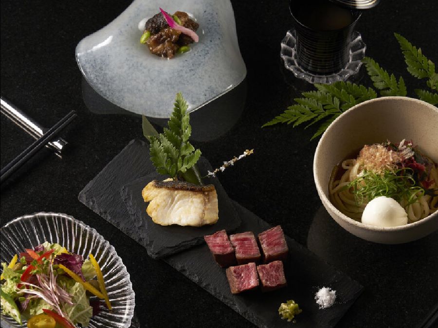 Teppanyaki là món ăn được chế biến trên chảo gang nóng với các nguyên liệu đa dạng khác nhau