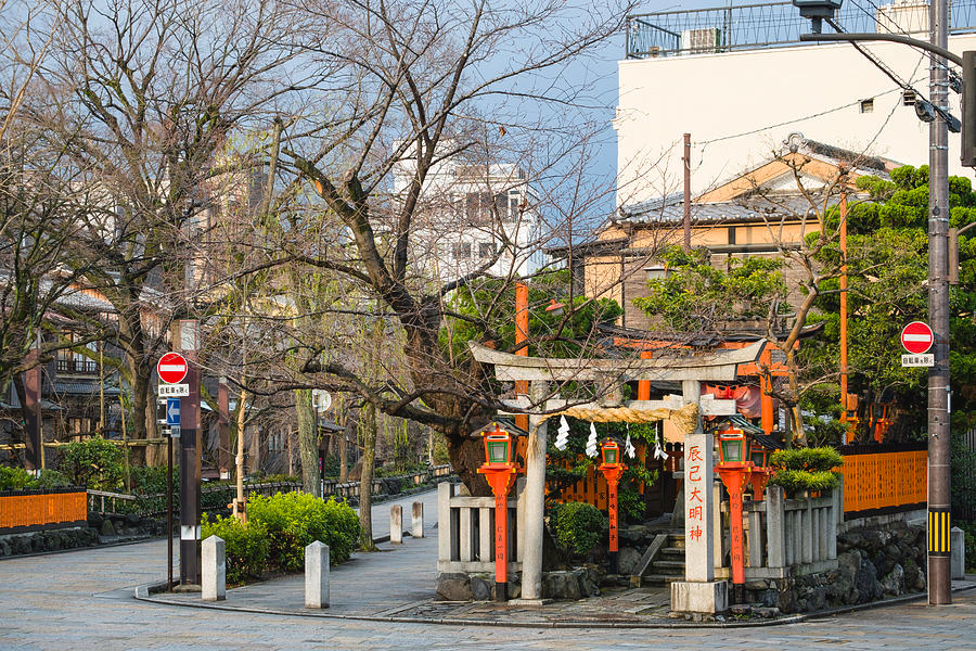Đền Tatsumi Daimyojin, với kiến trúc độc đáo, là một điểm nhấn không thể bỏ qua khi đến Gion Kyoto