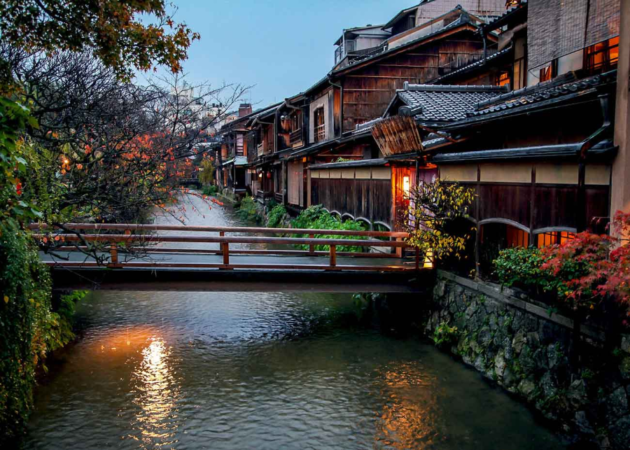 Shirakawa Gion, với dòng kênh thơ mộng chảy róc rách, là một góc nhỏ yên bình giữa lòng Kyoto sôi động