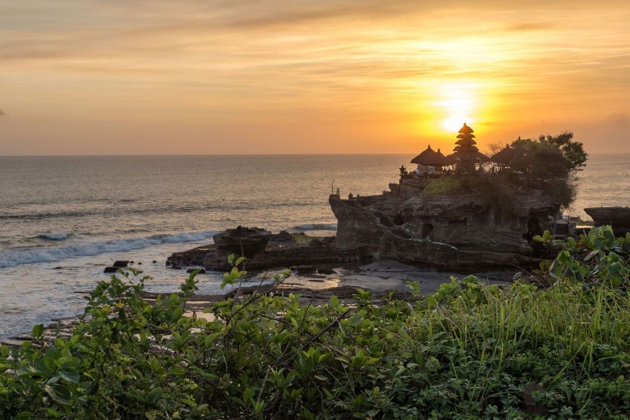Đền Tanah Lot là một trong những điểm du lịch nổi tiếng nhất ở Bali