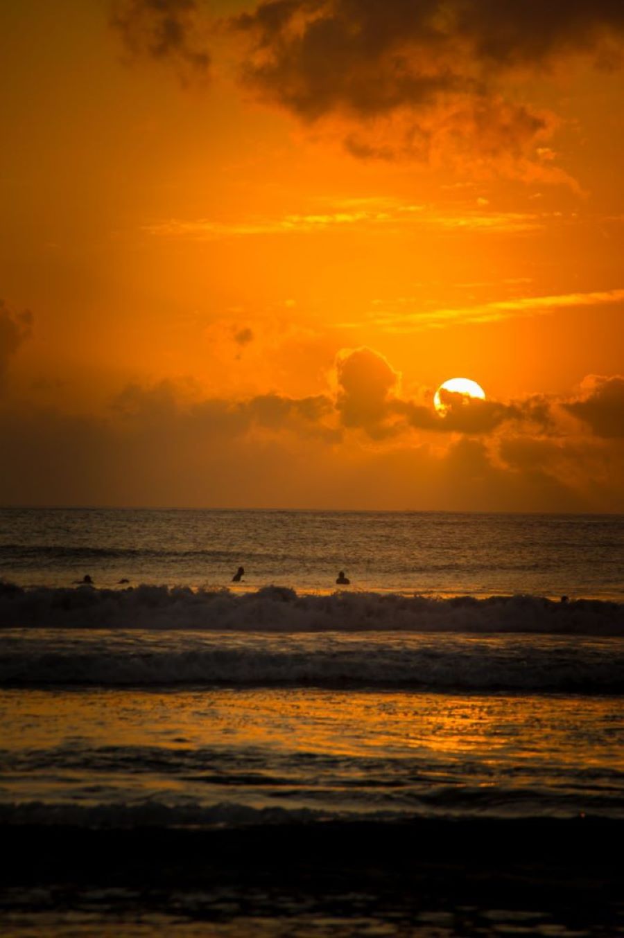 Kuta thu hút du khách bởi những màn trình diễn hoàng hôn rực rỡ, lãng mạn