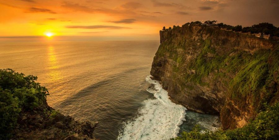 Đền Ultuwatu là một trong những điểm ngắm hoàng hôn lãng mạn tại Bali