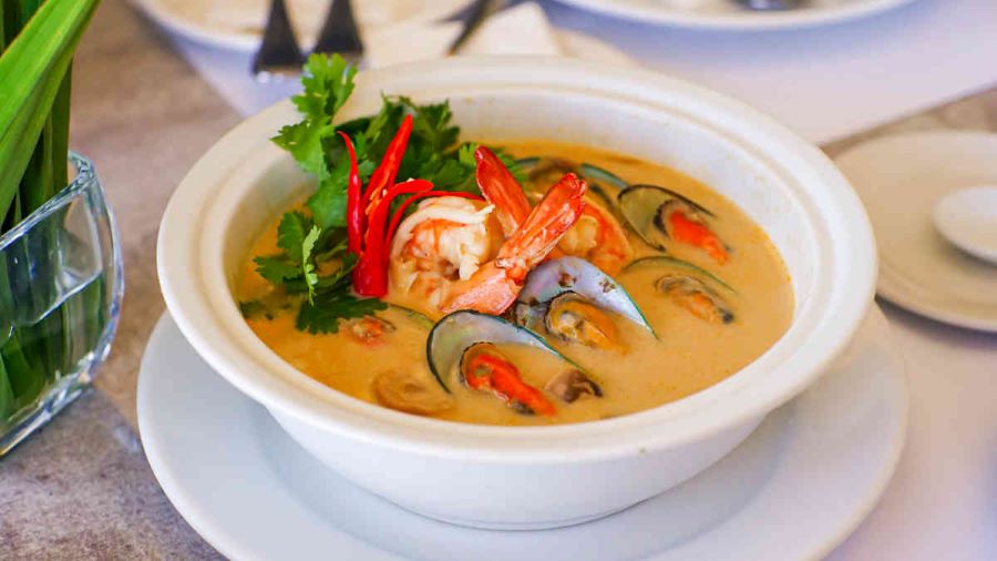 Tom Yum Goong với hương vị chua cay hoà quyện vào nhau tạo nên một sức hút khó cưỡng dành cho bất kỳ ai