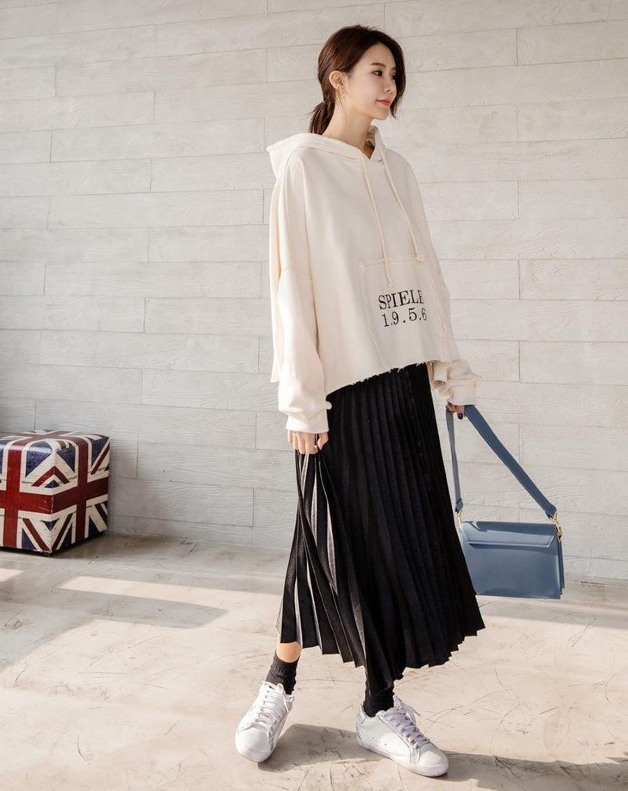 Phối ngay áo Hoodie với chân váy cho nàng thêm xinh