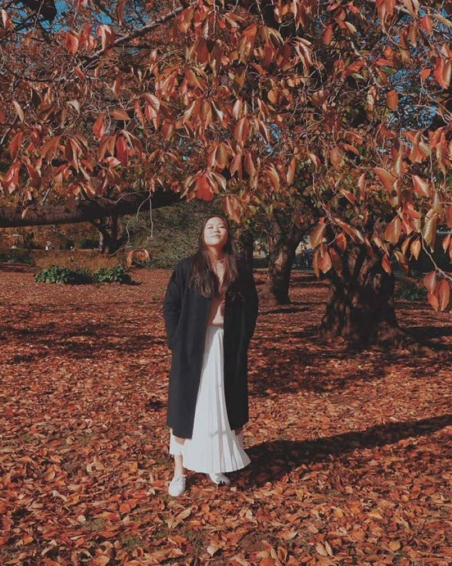 Một chiếc chân váy trắng dài cũng sẽ khiến bạn trở nên nổi bật hơn giữa những chiếc lá mùa thu Nhật Bản