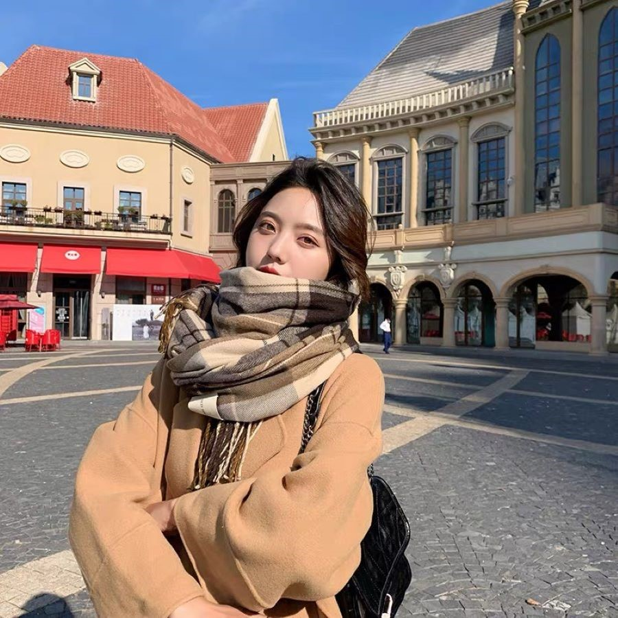 Diện khăn choàng đẹp ngây ngất giữa tiết trời se lạnh của mùa thu Nhật Bản