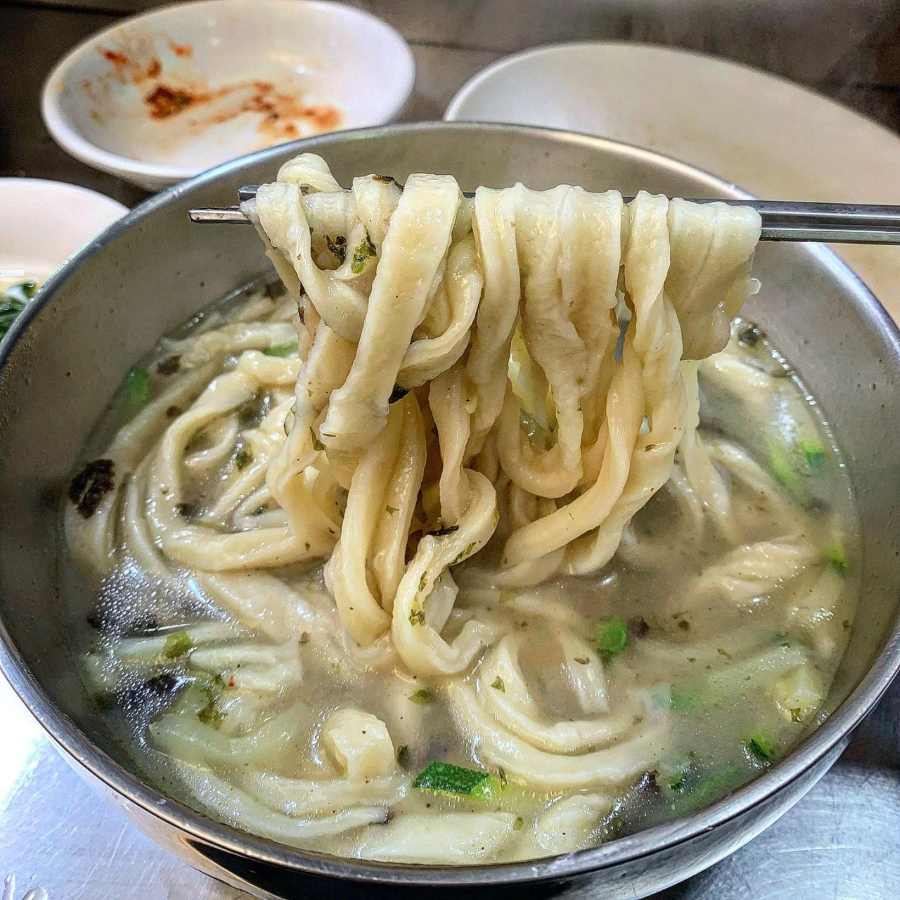 Nếu có dịp ghé thăm chợ Gwangjang, bạn nhất định không nên bỏ qua quán mì cắt Gyohyang nổi tiếng