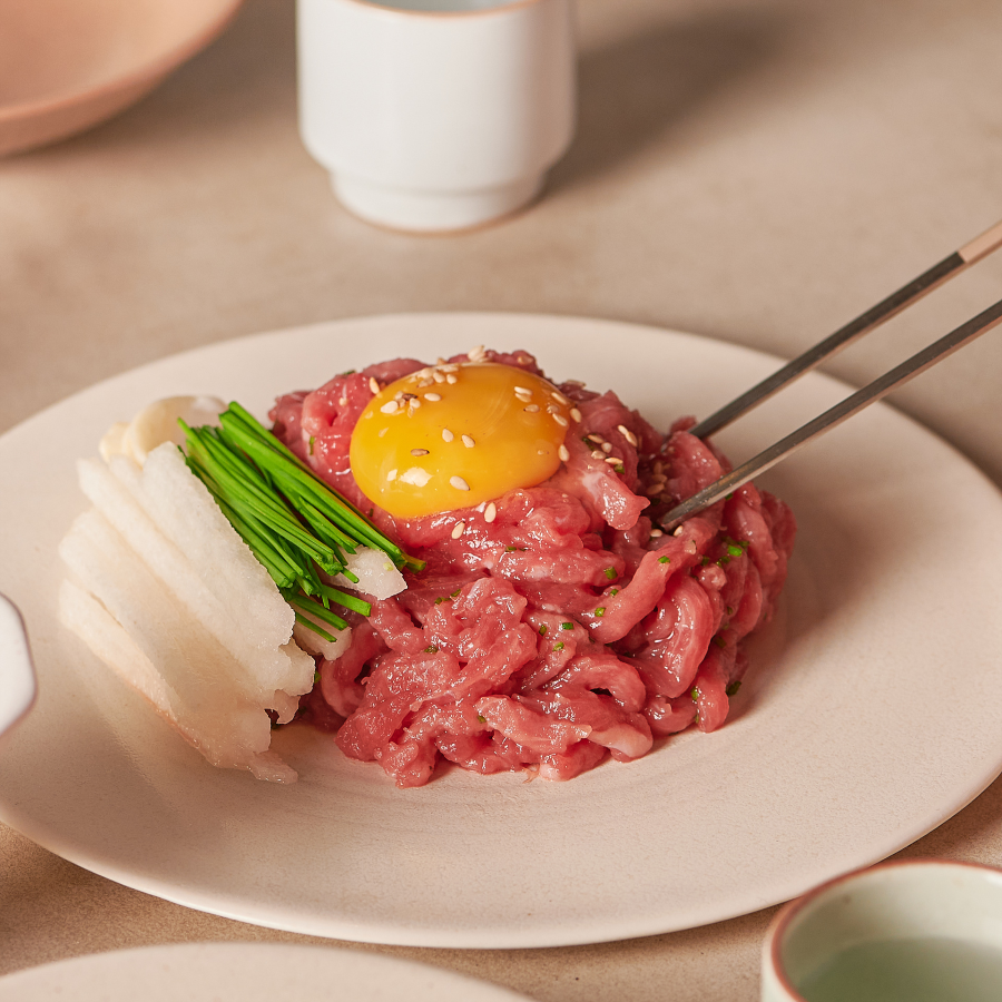 Sungwoo Yukhoe chính là điểm đến không thể bỏ qua nếu bạn là một người yêu thích món gỏi thịt bò sống Hàn Quốc