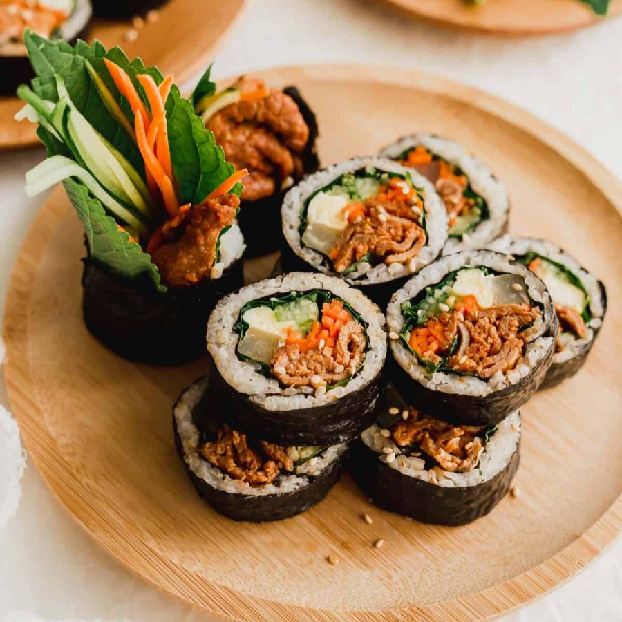 Gimbap, món cơm cuộn rong biển quen thuộc, là một trong những món ăn không thể bỏ qua khi đến chợ Gwangjang