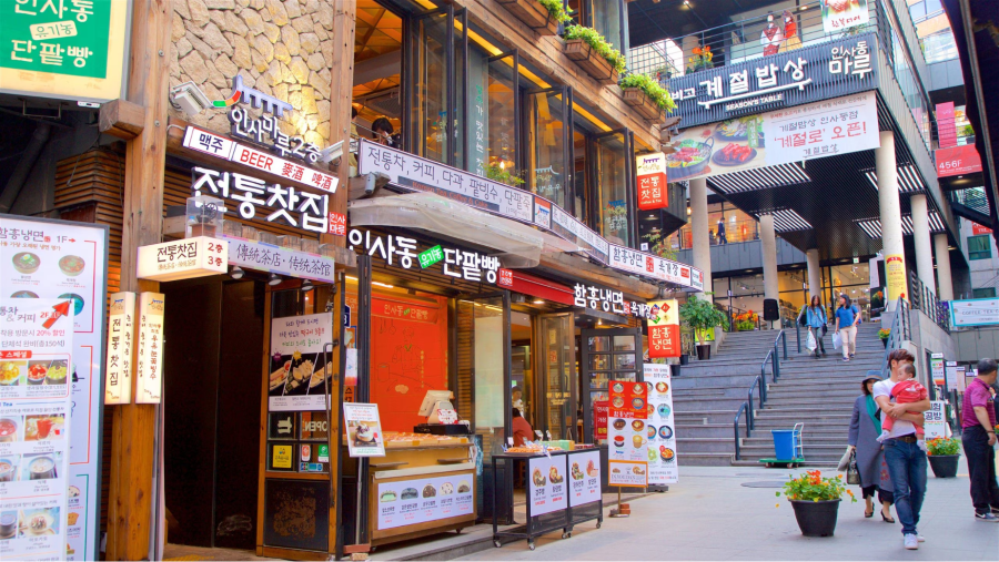 Insadong, tọa lạc tại số 44 Insadong-gil, Jongno-gu, Seoul, là một thiên đường mua sắm và ẩm thực mà du khách không thể bỏ qua