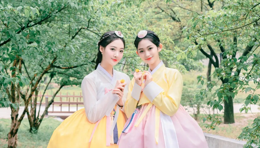 Hanbok dành cho nữ thường gồm hai phần chính là jeogori và chima