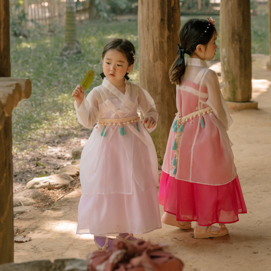 Hanbok trẻ em là một phiên bản thu nhỏ đầy màu sắc và đáng yêu của trang phục truyền thống Hàn Quốc
