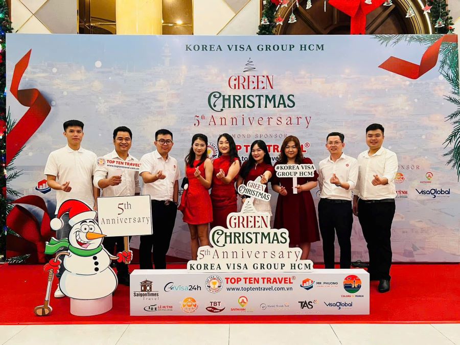 Đại diện Top Ten Travel tham gia buổi tiệc kỷ niệm 5 năm thành lập Group Korea visa ở Hồ Chí Minh