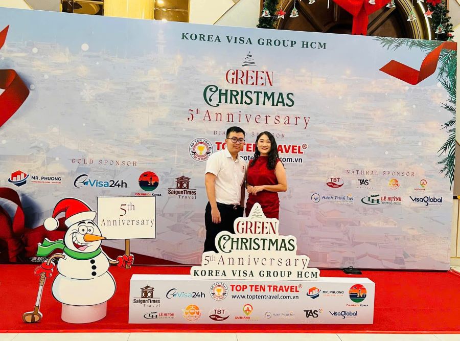 Bà Phạm Thị Thu Hằng - Phó Giám Đốc Điều Hành Tour cùng Ông Nguyễn Cảnh Linh - Trưởng Phòng kinh doanh visa Top Ten Travel cùng check in tại sự kiện