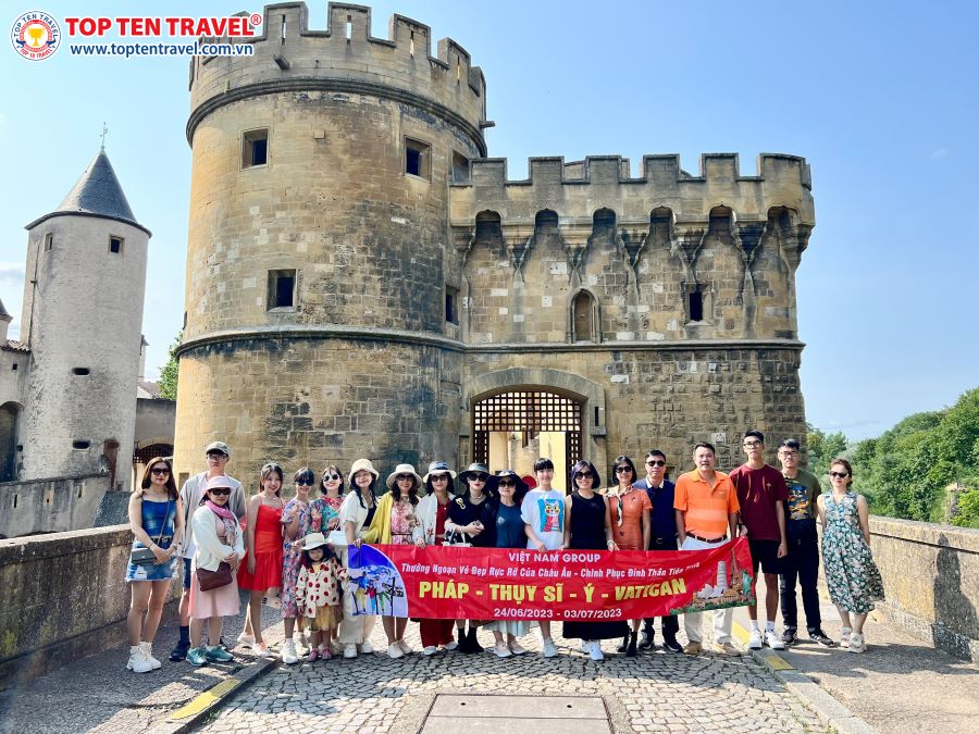 Du khách tham gia hành trình tour Châu Âu kinh điển Pháp – Thuỵ Sĩ – Ý của Top Ten Travel
