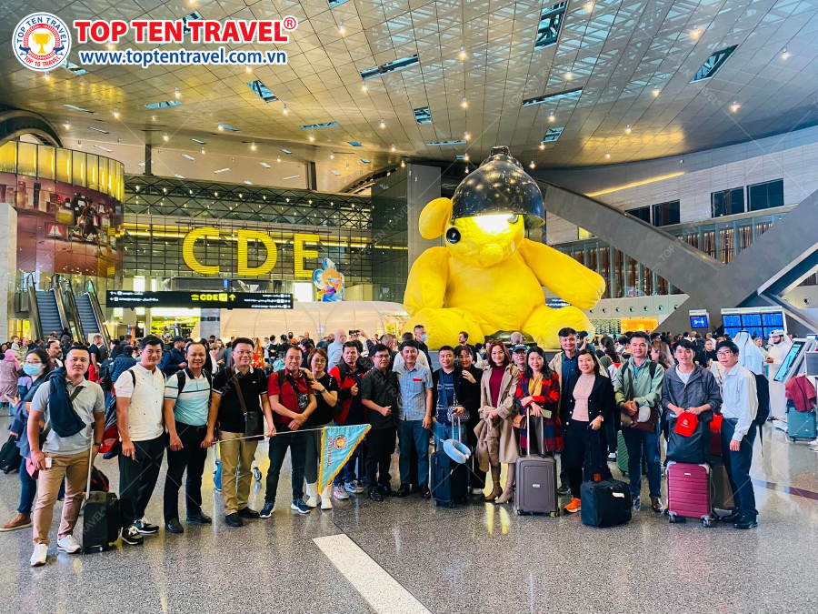 Đoàn khách nhà Top Ten Travel checkin tại sân bay khi tới Châu Âu