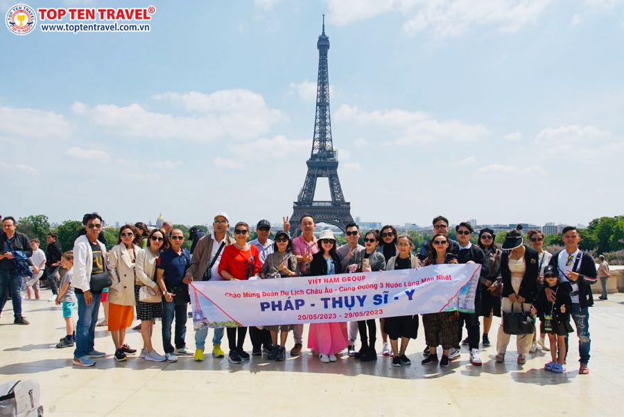 Đoàn khách nhà Top Ten Travel checkin tại Tháp Eiffel - Biểu tượng nước Pháp
