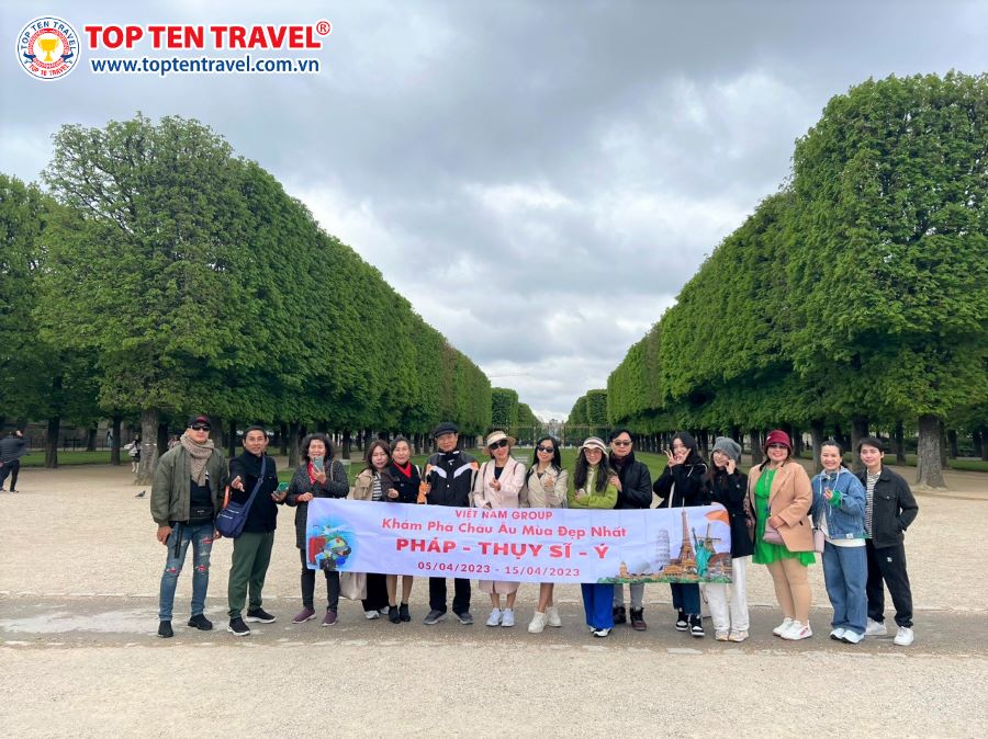 Đoàn khách nhà Top Ten Travel checkin tại trời Âu