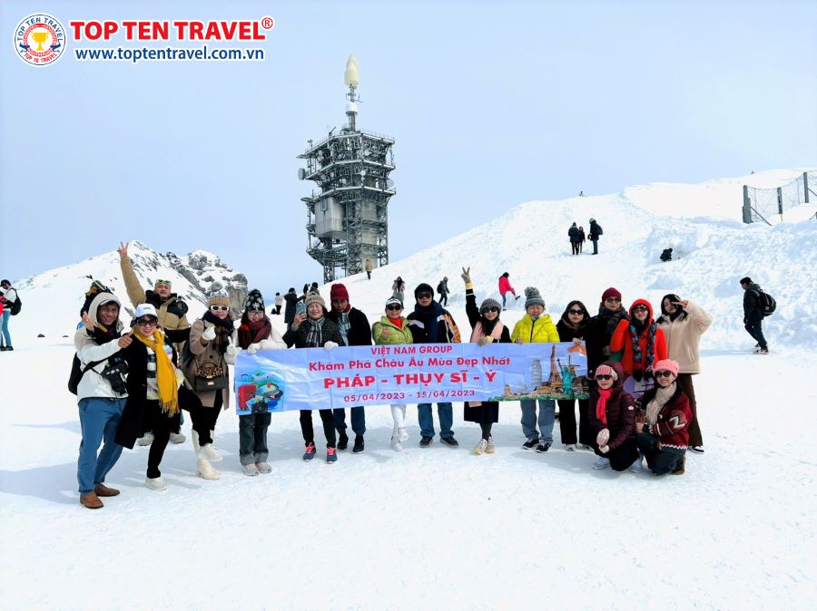 Đoàn khách nhà Top Ten Travel trong hành trình tour
