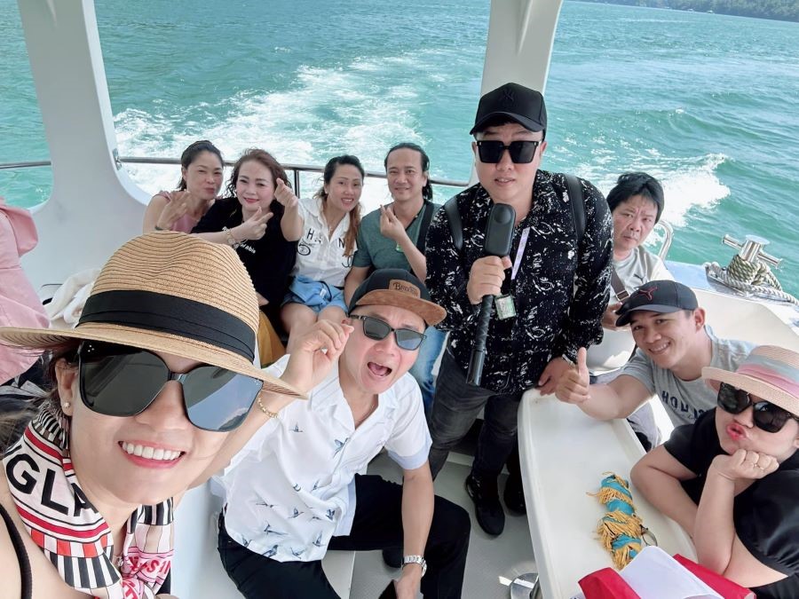 Đoàn khách ngồi thuyền dạo Nhật Nguyệt Đàm