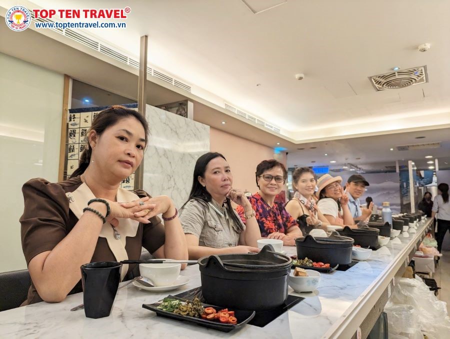 Đoàn khách nhà Top Ten thưởng thức những món ăn thơm ngon xứ Đài