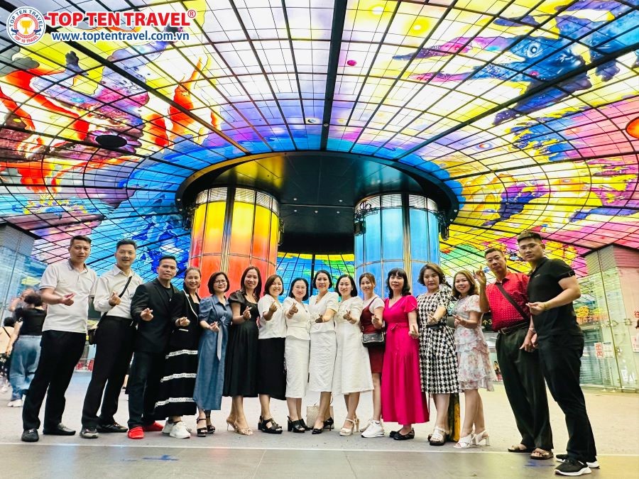 Đoàn khách tham gia tour du lịch Đài Loan trọn gói giá tốt nhà Top Ten